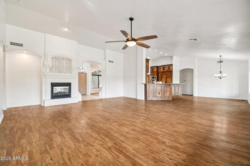 10-web-or-mls-E Jordan Ln-S2011-010