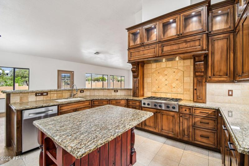 19-web-or-mls-E Jordan Ln-S2011-019