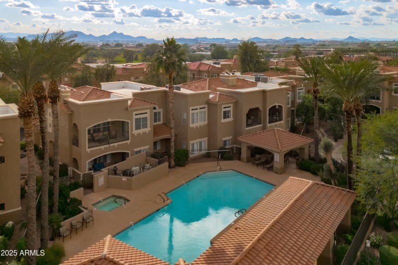 04-Pool View