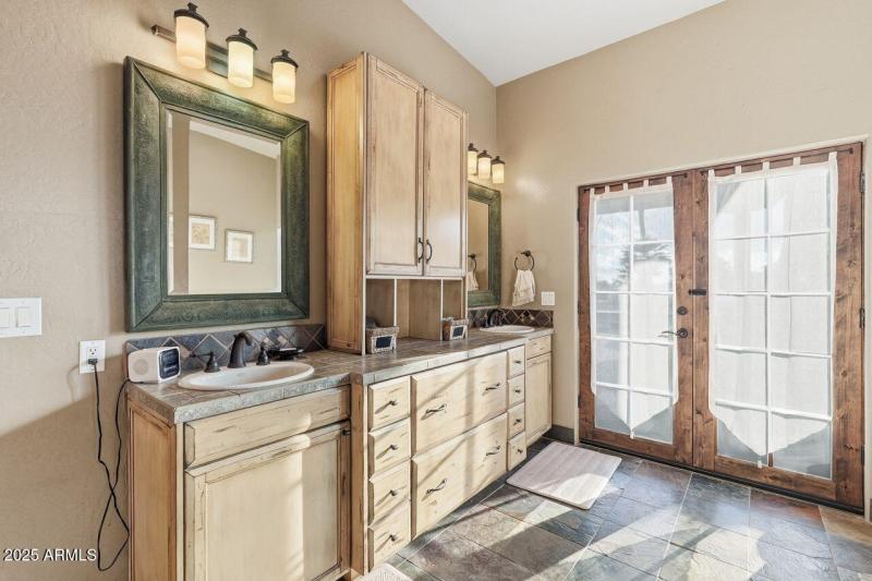 Primary Bath w/double vanity