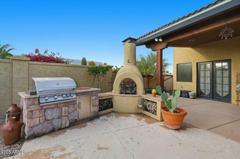 Built in Grill and pizza oven