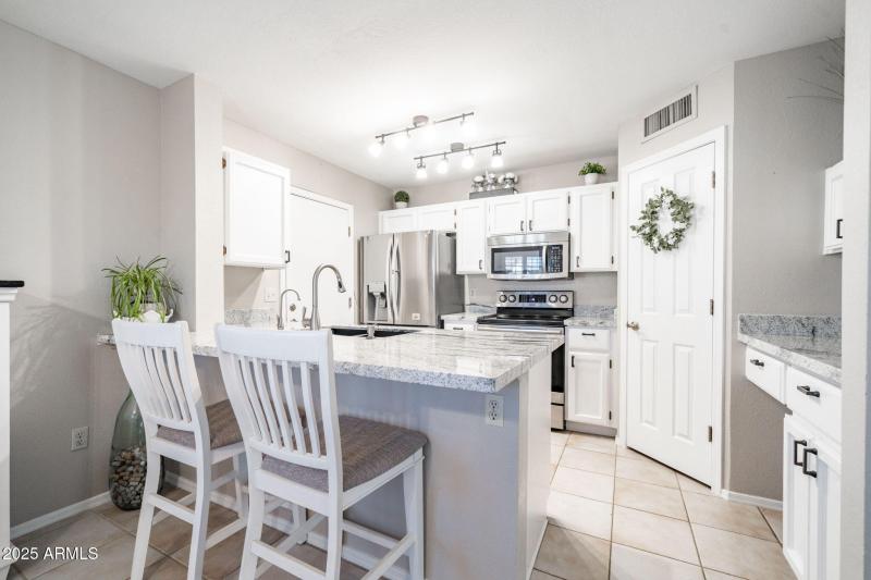 BREAKFAST BAR IN KITHEN