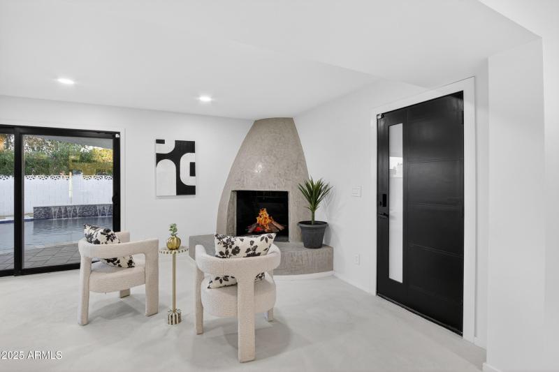 SEPERATE ENTRANCE TO PACK PATIO