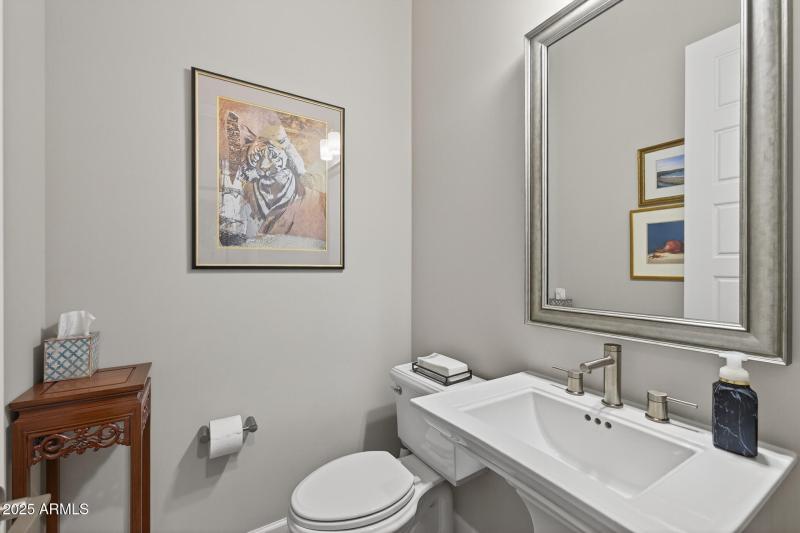 31) POWDER ROOM