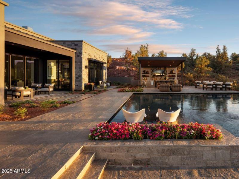 Impressive Backyard Setting