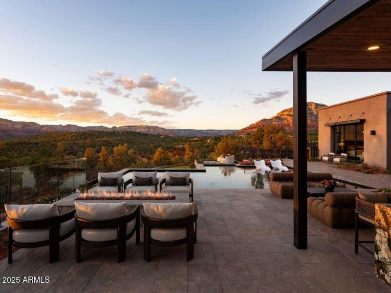 Backyard W Firepit
