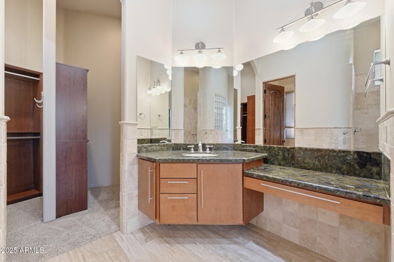 025-primary-bathroom