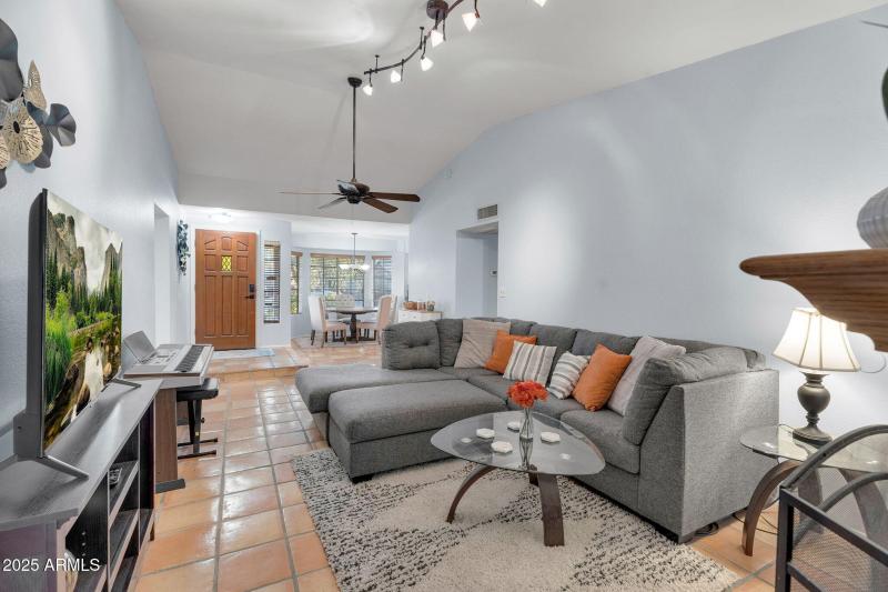 7-web-or-mls-8944 E Friess Dr -7