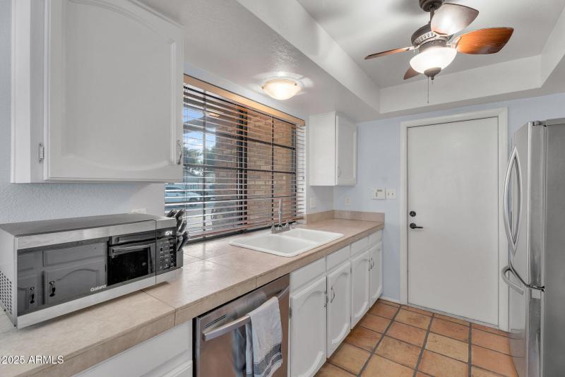 10-web-or-mls-8944 E Friess Dr -14