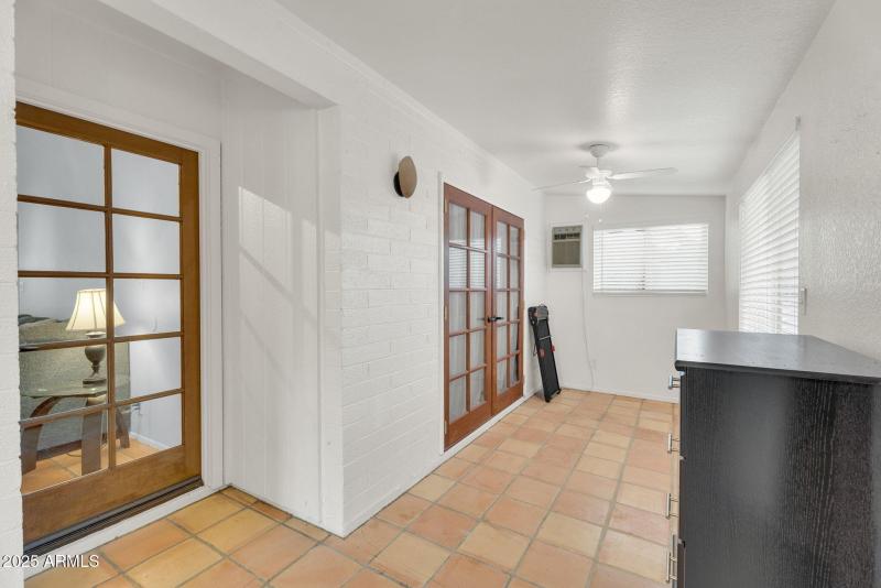 18-web-or-mls-8944 E Friess Dr -20