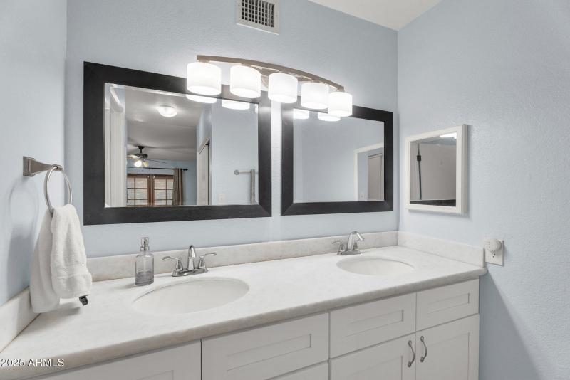 24-web-or-mls-8944 E Friess Dr -24