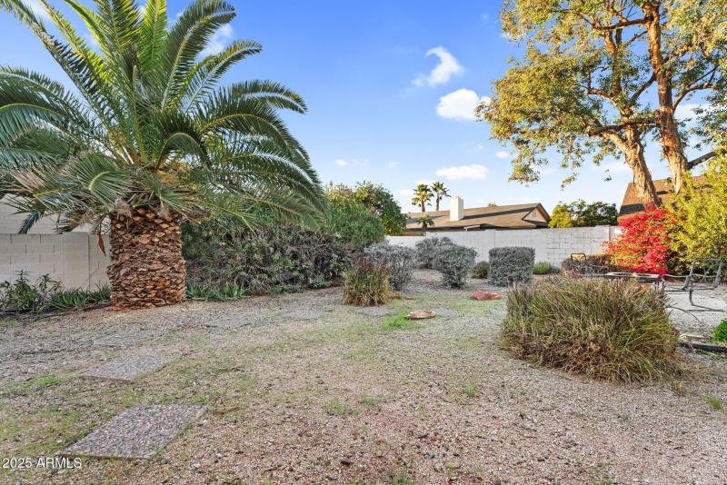 40-web-or-mls-8944 E Friess Dr -35