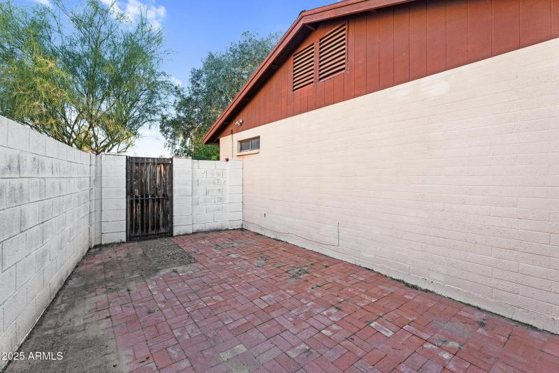 41-web-or-mls-8944 E Friess Dr -40