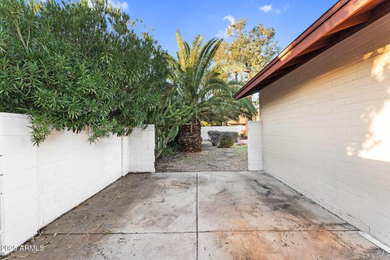 44-web-or-mls-8944 E Friess Dr -44