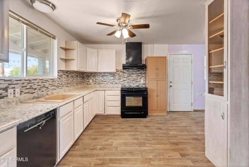 4821 N 32nd Ave-12