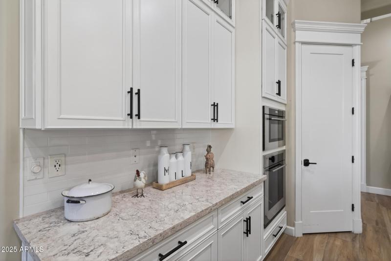 25)KITCHEN