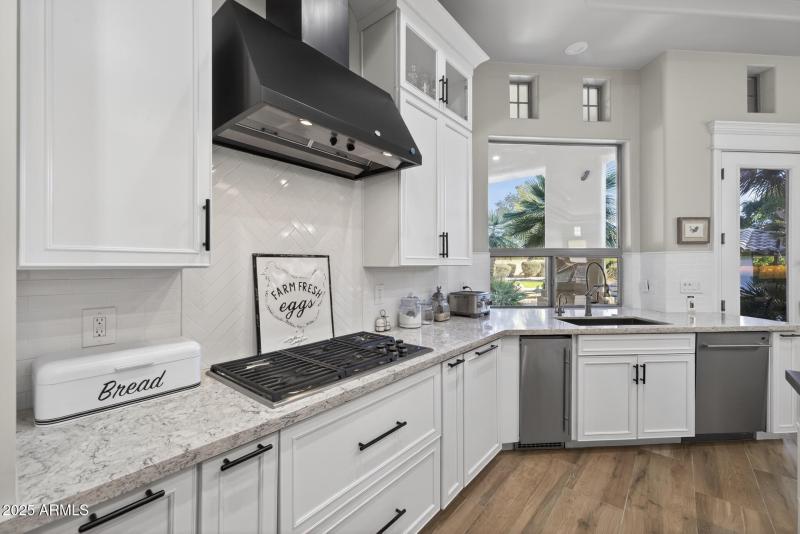 26)KITCHEN