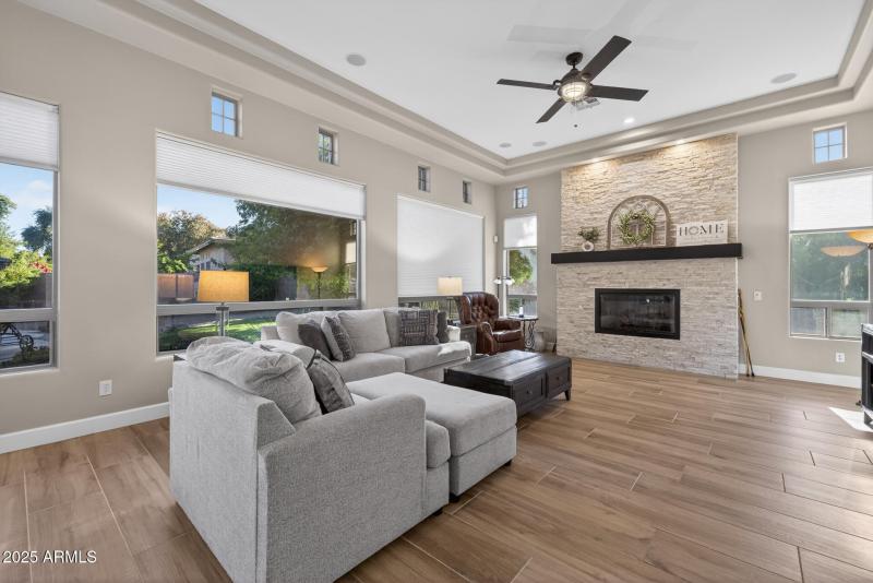 32)FAMILY ROOM