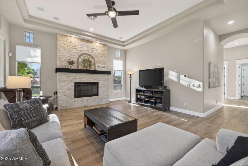 33)FAMILY ROOM
