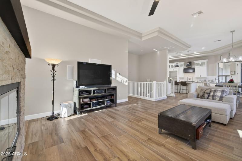34)FAMILY ROOM
