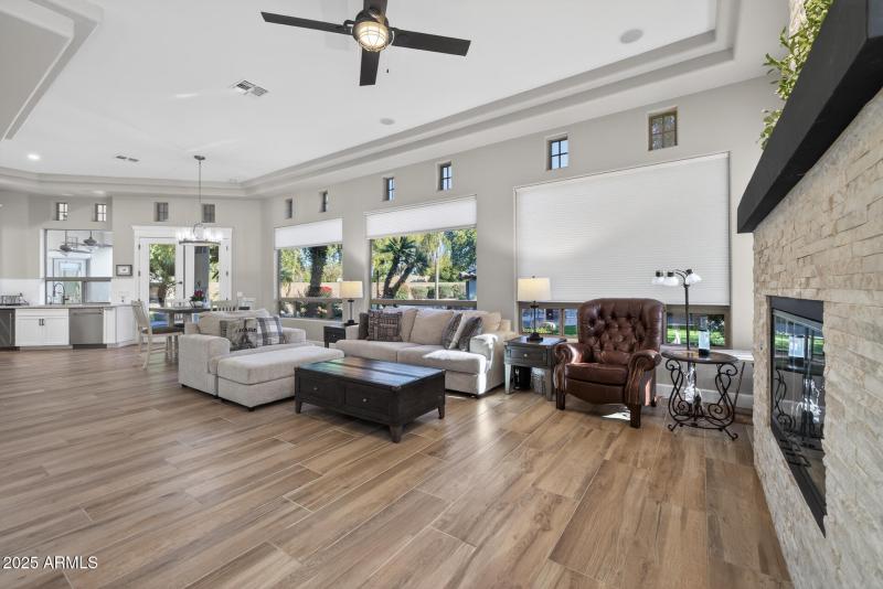 35)FAMILY ROOM