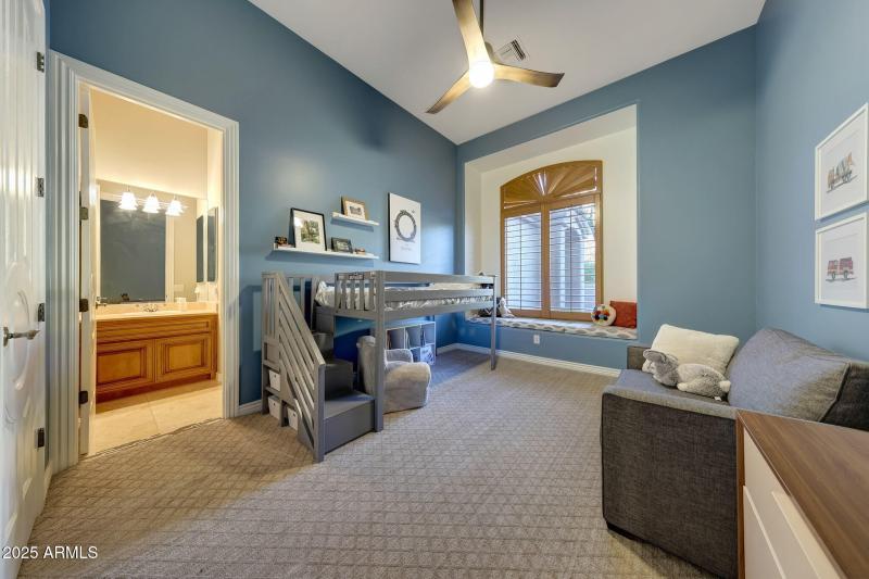 En-Suite Guest Bed and Bathroom 4