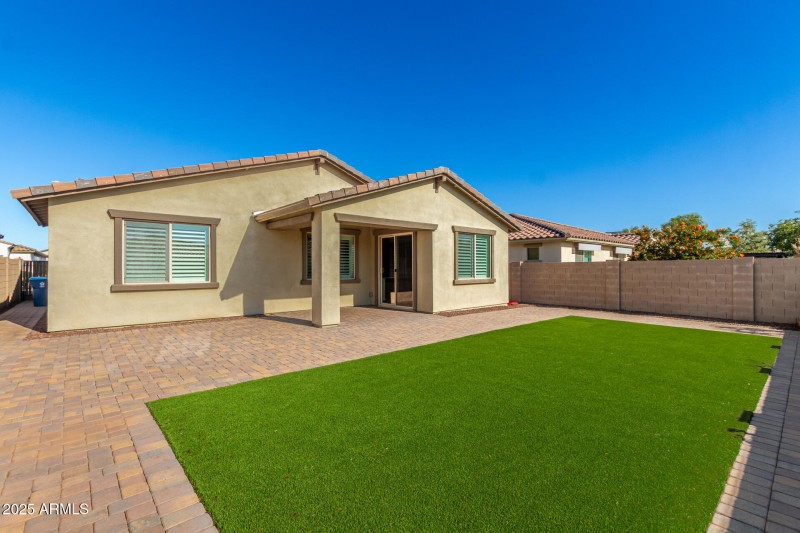 Expansive Patio Artificial Turf