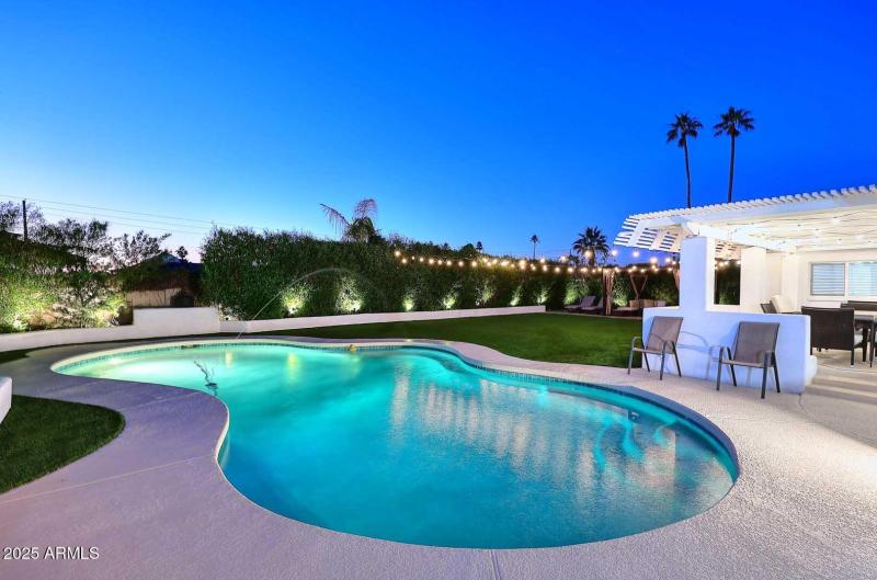 Night-Pool2