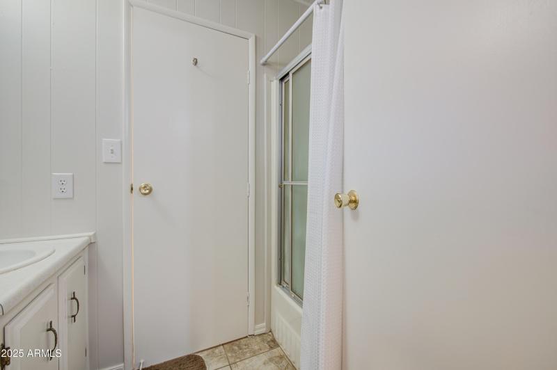 Bathroom 2-pic 2