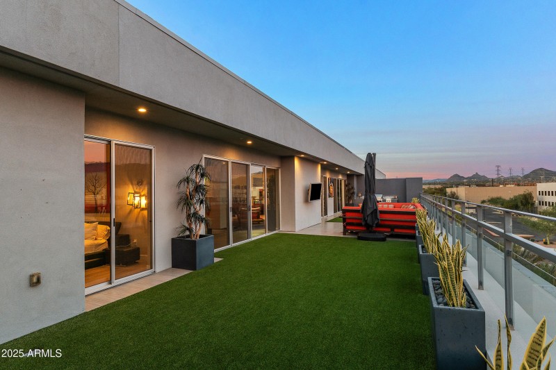 private turfed deck