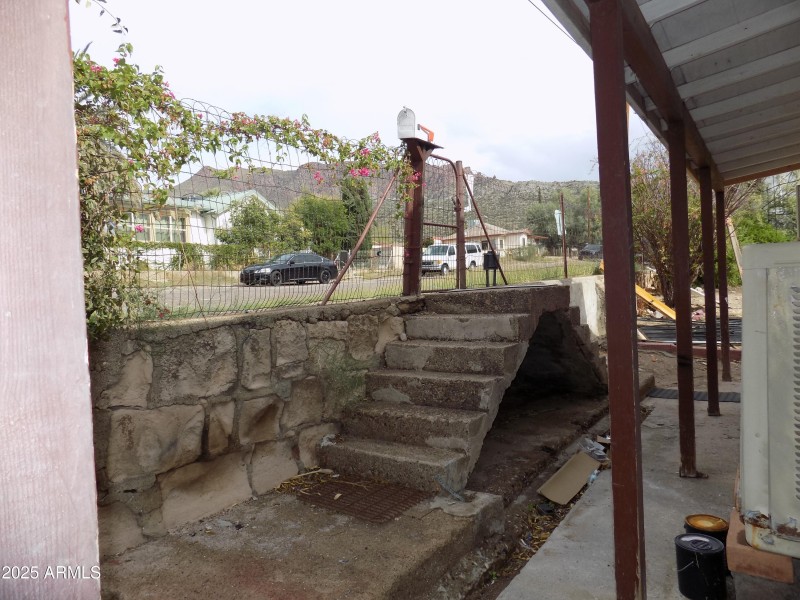 Steps dwon from Porphyry St