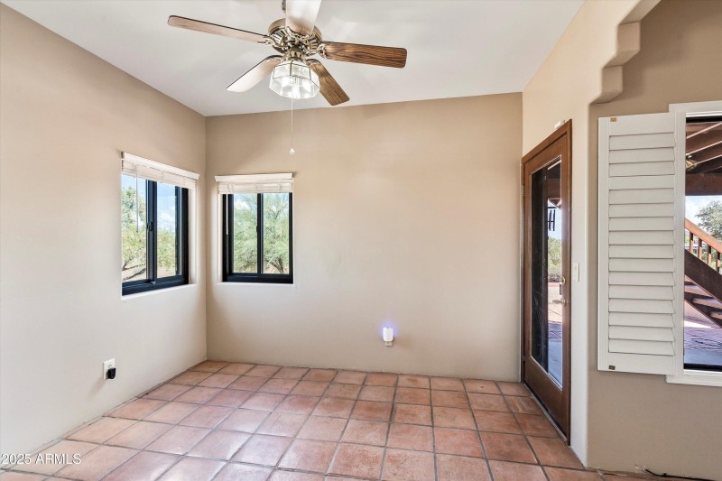 16-Breakfast Nook