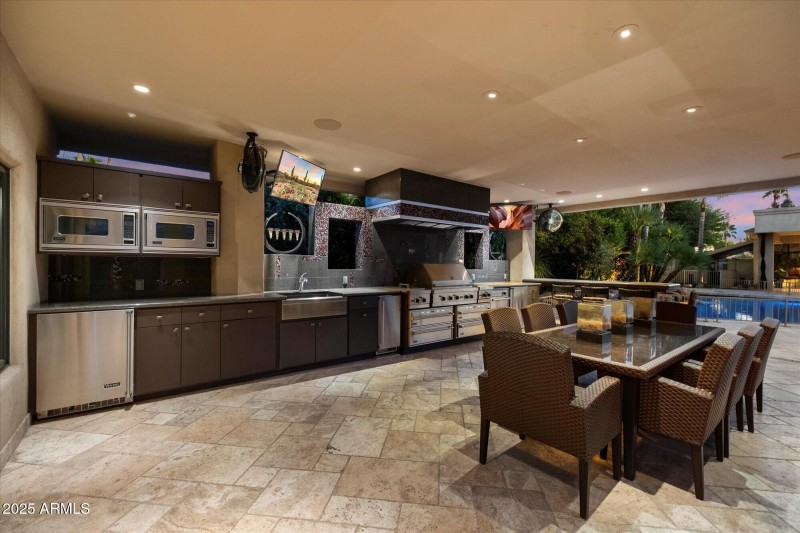 Outdoor Kitchen
