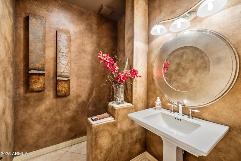 2nd powder room