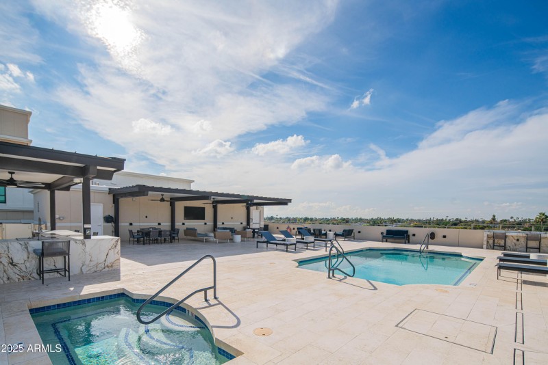 Rooftop Pool & Spa
