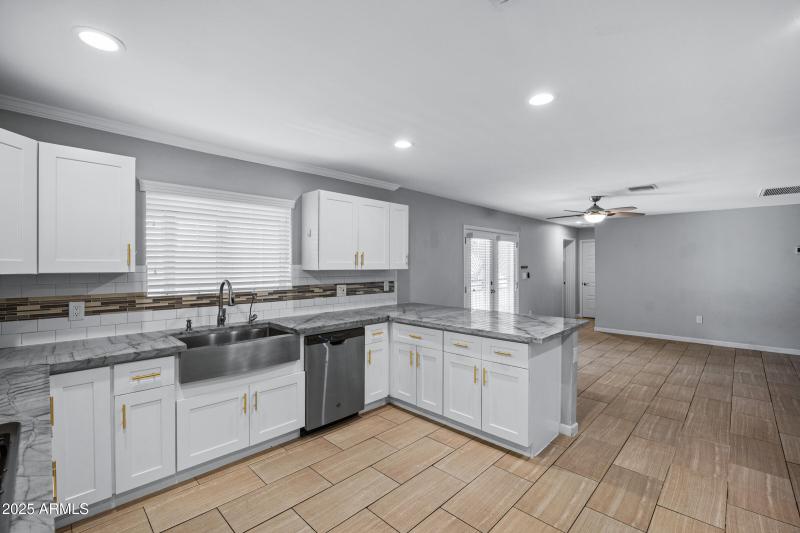 1601 W Glenrosa Ave-16