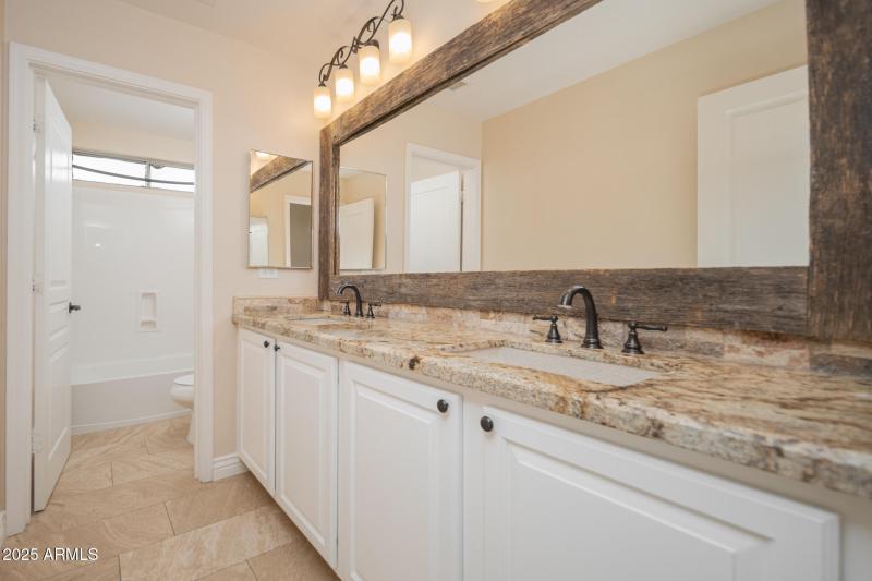 30_Upstairs-Bath_01