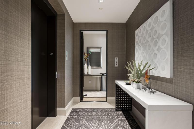 Private vestibule/entry