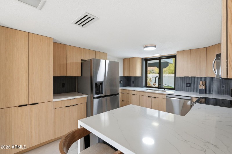 large-019b86a6-4519-739d-9522-db73656f44