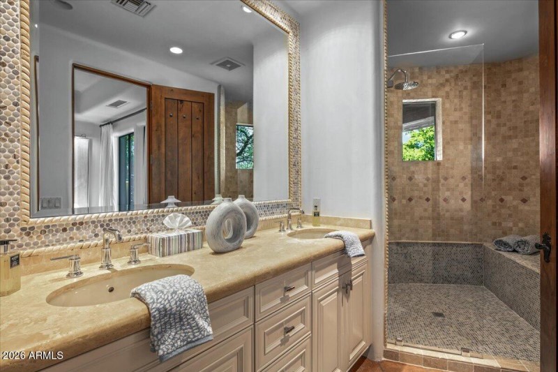 14-Ensuite Bath-2