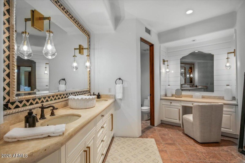 15-Guest Bath-2
