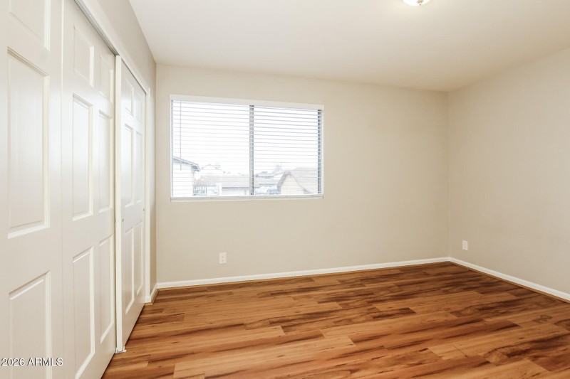 011-photo-bedroom-15064422
