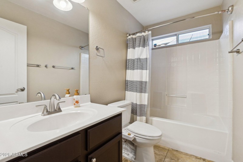Full hallway bath
