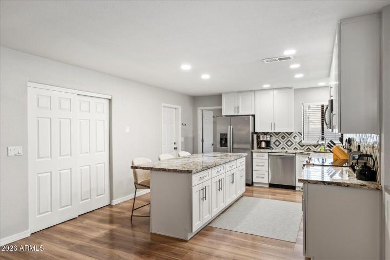 Chef’s Workspace w/Breakfast Bar Seating