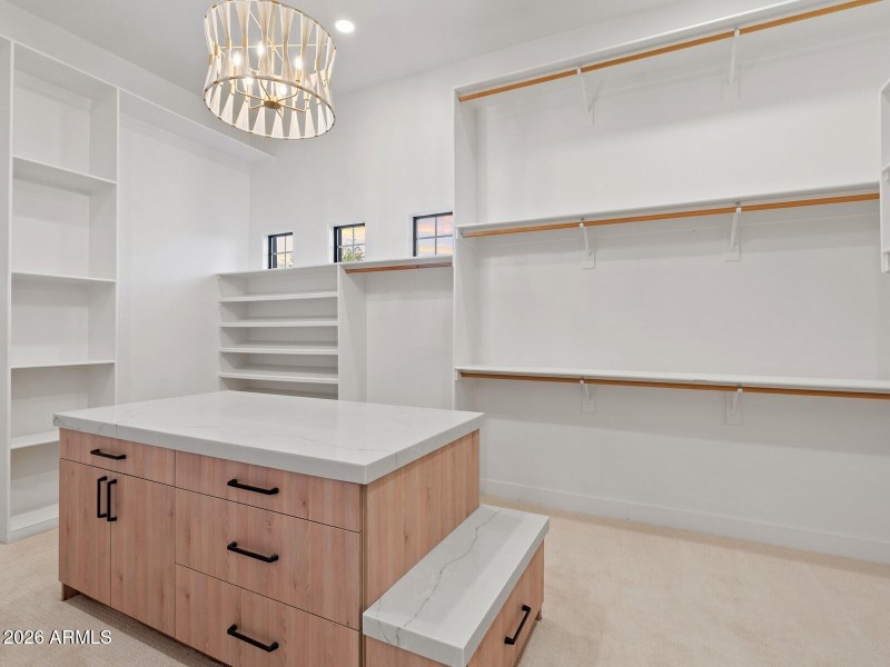 045_Walk in Closet