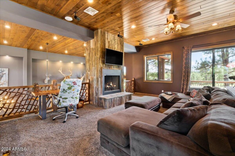 Loft w/balcony