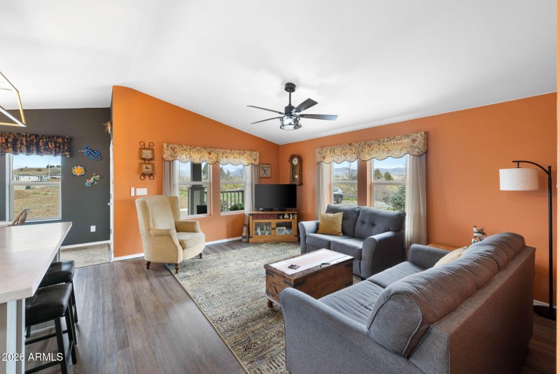 10-Living Room (2)