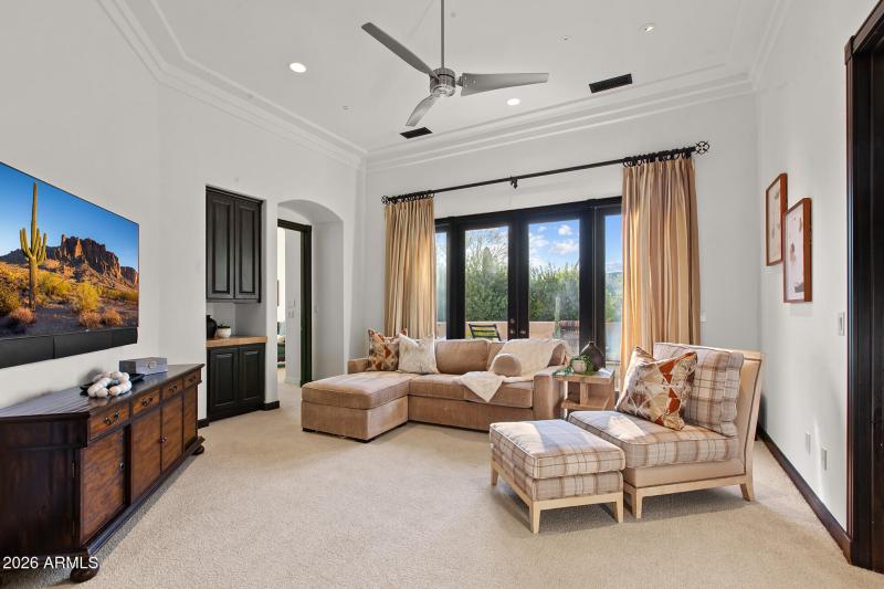 Sitting room w outdoor patio