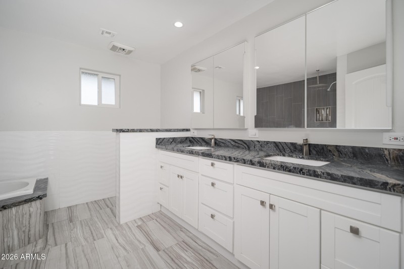15_Primary-Bath_01