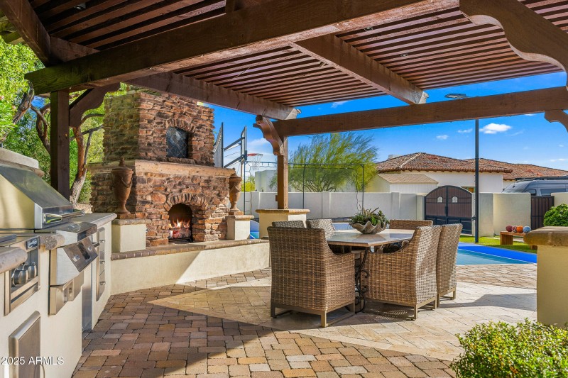 outdoor bbq_dining_fireplace